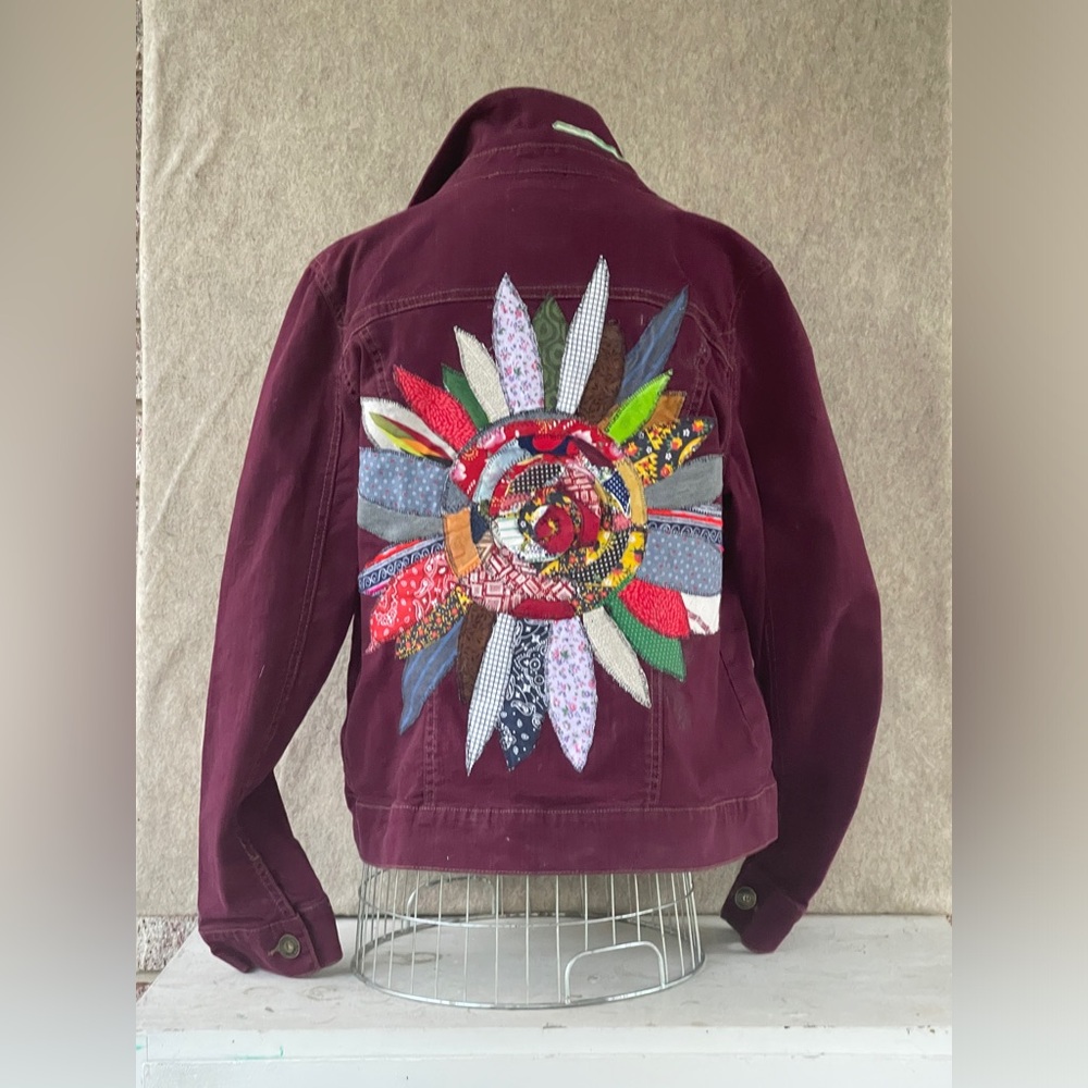 Gloria, Vanderbilt size medium Women’s Jean Denim jacket with Flower Appliqué